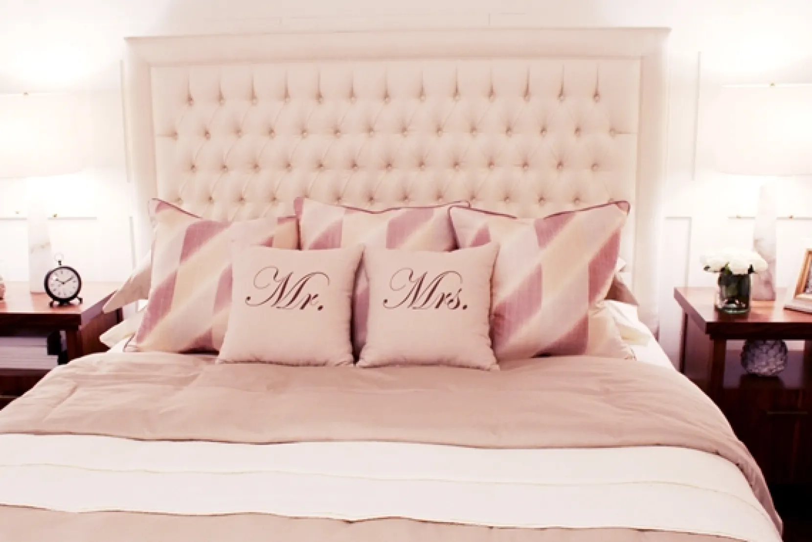 Mr and Mrs 18x18 Linen Pillow Set